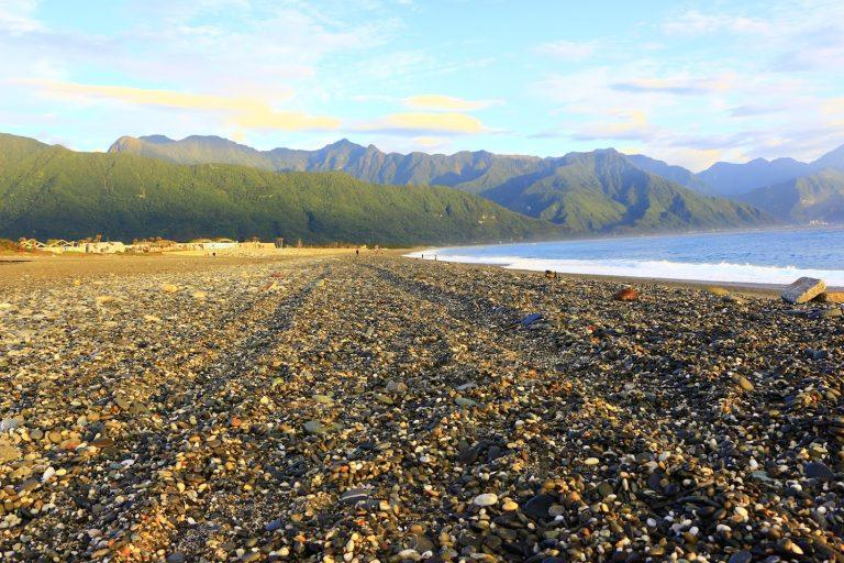 2026花蓮旅遊必訪！七星潭月牙灣：絕美日出、礫石灘與太平洋的療癒對話