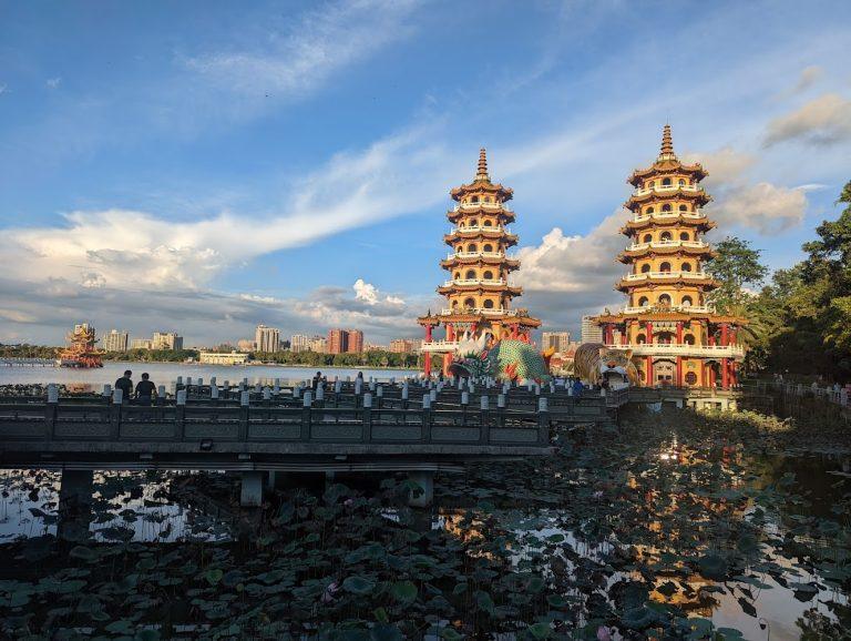 2026 高雄左營蓮池潭深度攻略：走訪龍虎塔、領略東方宗教美學與眷村美食之旅
