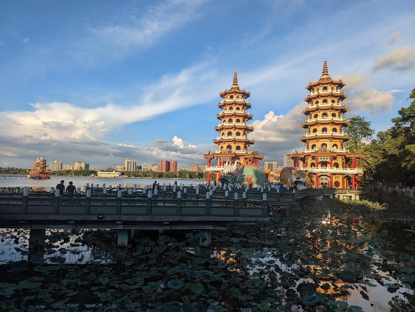 2026 高雄左營蓮池潭深度攻略：走訪龍虎塔、領略東方宗教美學與眷村美食之旅