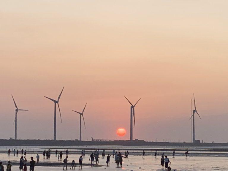 2026台中必訪！高美濕地「天空之鏡」絕美夕陽、生態木棧道與交通全攻略