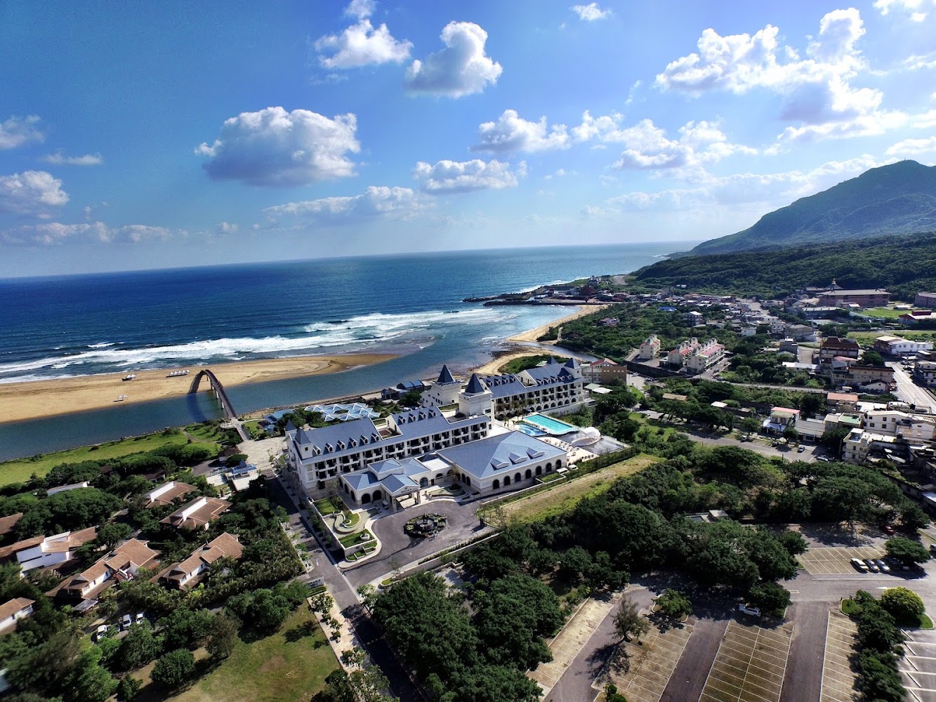 2026北台灣濱海度假首選！福容大飯店福隆：下樓即黃金沙灘、房內泡海洋溫泉賞星河