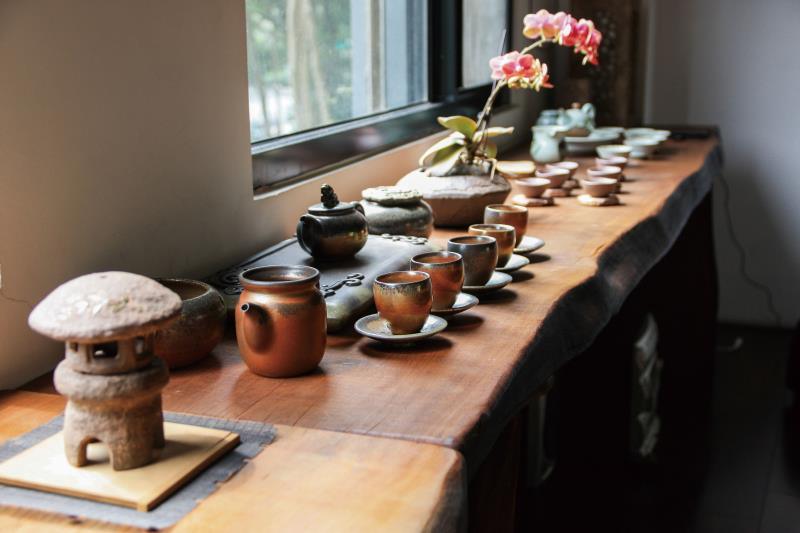 走進苗栗三義旅遊景點，在木雕山城騎鐵道迎著午後山風慢慢前行