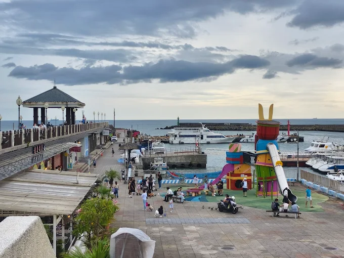 把午後留在淡水漁人碼頭，沿著海風走進夕陽落下的河口時刻