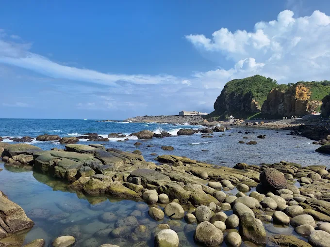 把半天留給基隆和平島地質公園，在奇岩海岸與天然海水泳池之間慢慢旅行
