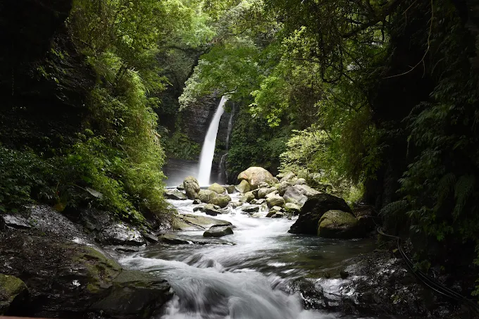 走進桃園復興的小烏來天空步道，在清晨山霧裡俯瞰瀑布翻湧的瞬間