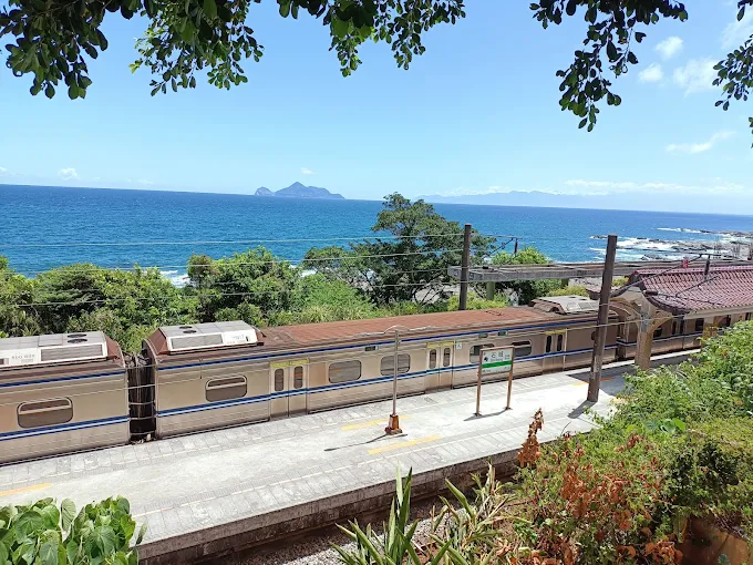 搭上宜蘭線來到石城車站,太平洋海景與火車同框的瞬間太迷人