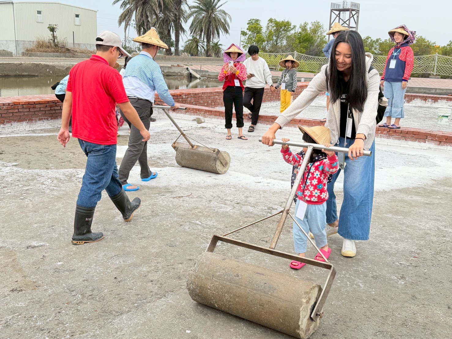 在台南七股鹽山迎著鹹鹹海風前行，踩著雪白鹽丘展開一場輕旅行