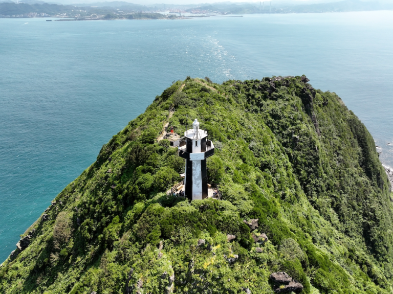 基隆嶼不只遠看像火山小島！從登島、繞島到燈塔步道，基隆最有記憶點的海上秘境這樣玩