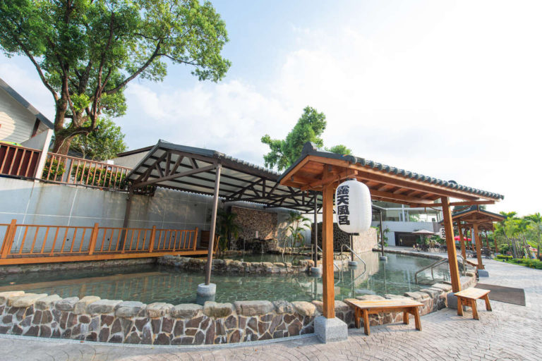 寶來溫泉區不只適合冬天！走進高雄六龜山城，泡美人湯、看花旗木，把慢旅行過成一種享受