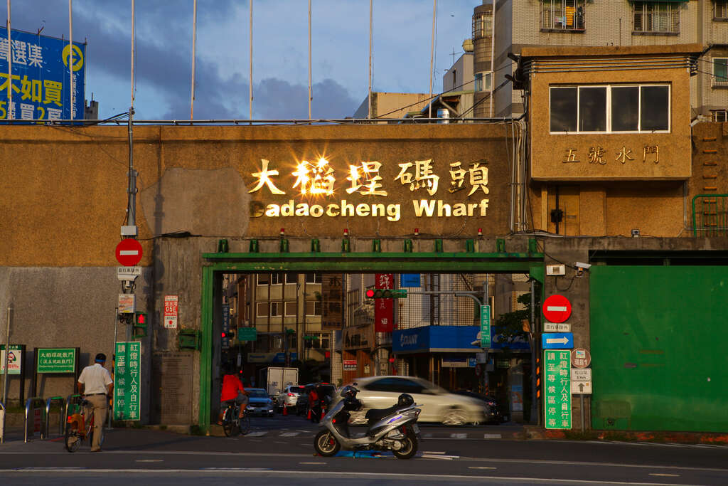 當風輕輕吹過大稻埕的街角，那些關於記憶的片段，也隨著時間慢慢浮現