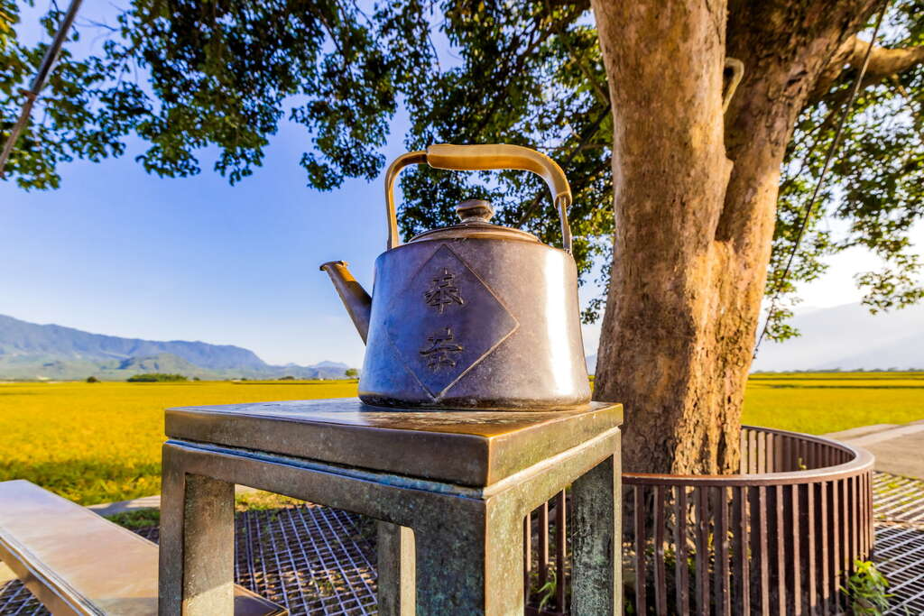 在伯朗大道的綠色與金色之間停留，讓四季寫下一段屬於時間的風景故事