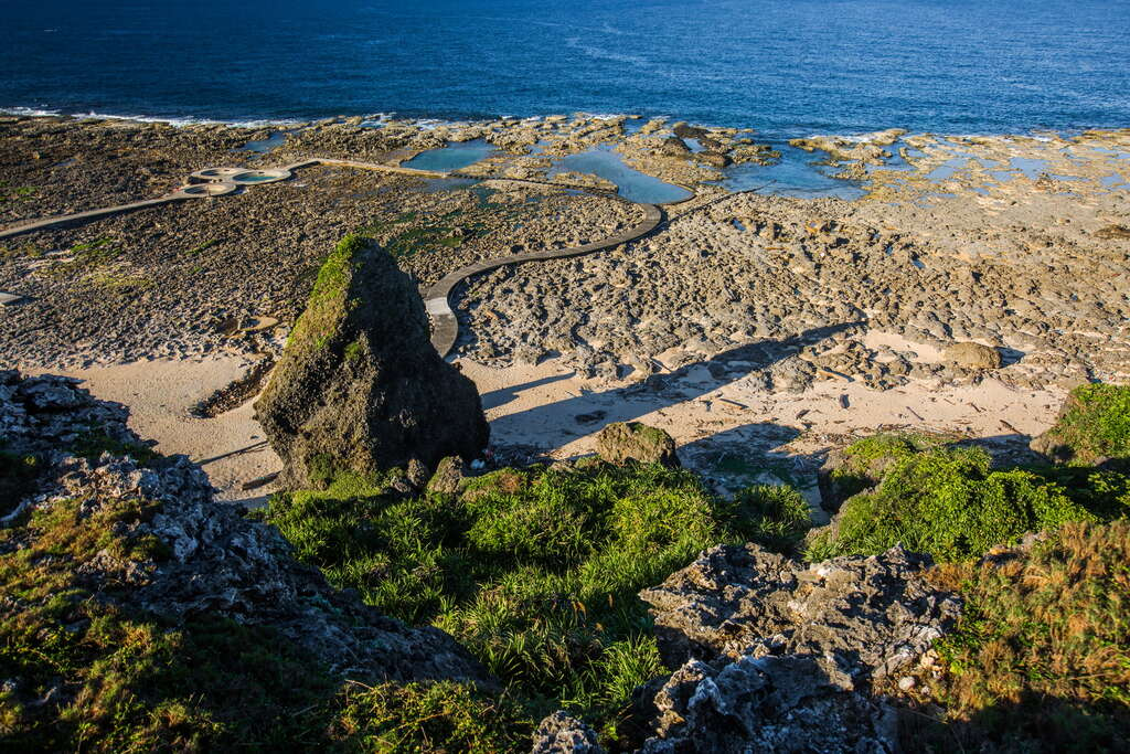 一處與海相連的溫泉，綠島朝日溫泉讓身體與自然融合，屬於島嶼的溫柔