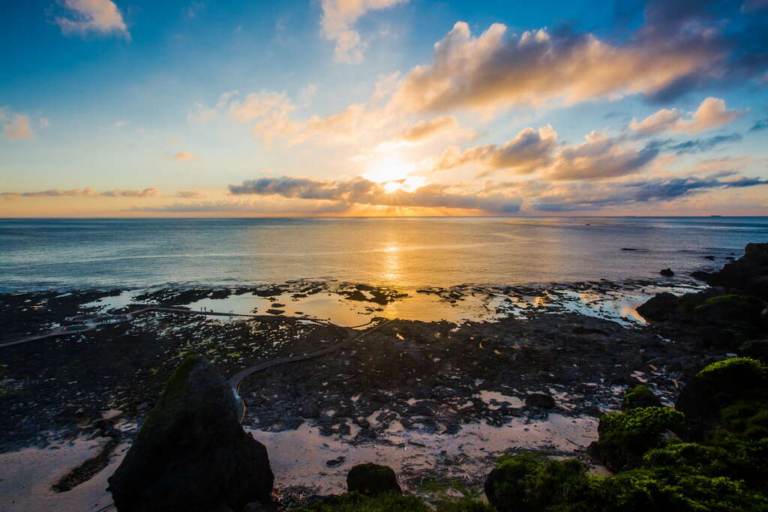 一處與海相連的溫泉，綠島朝日溫泉讓身體與自然融合，屬於島嶼的溫柔