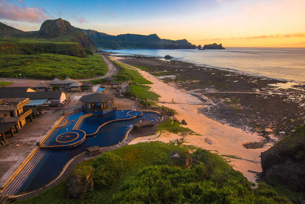 一處與海相連的溫泉，綠島朝日溫泉讓身體與自然融合，屬於島嶼的溫柔