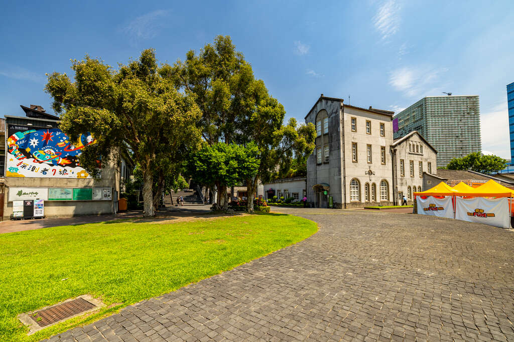 在華山1914的市集與人群之間，讓生活與創意交織，感受文化的日常溫度