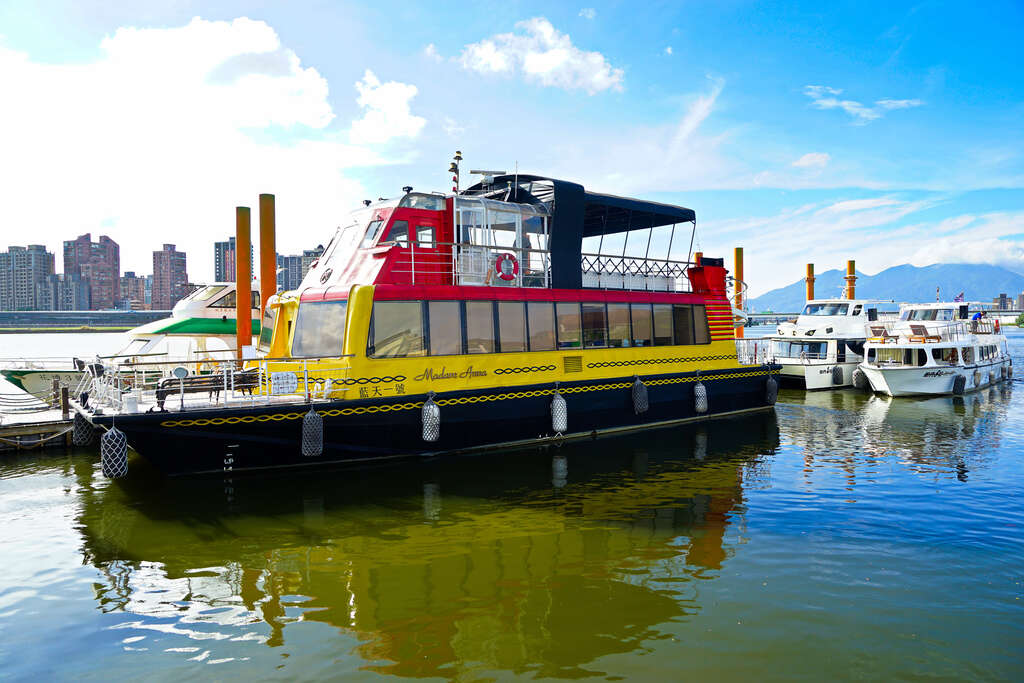 當風輕輕吹過大稻埕的街角，那些關於記憶的片段，也隨著時間慢慢浮現