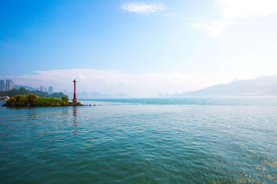 當夕陽落在淡水河面上，金色水岸讓每一段散步都多了一點被記住的理由