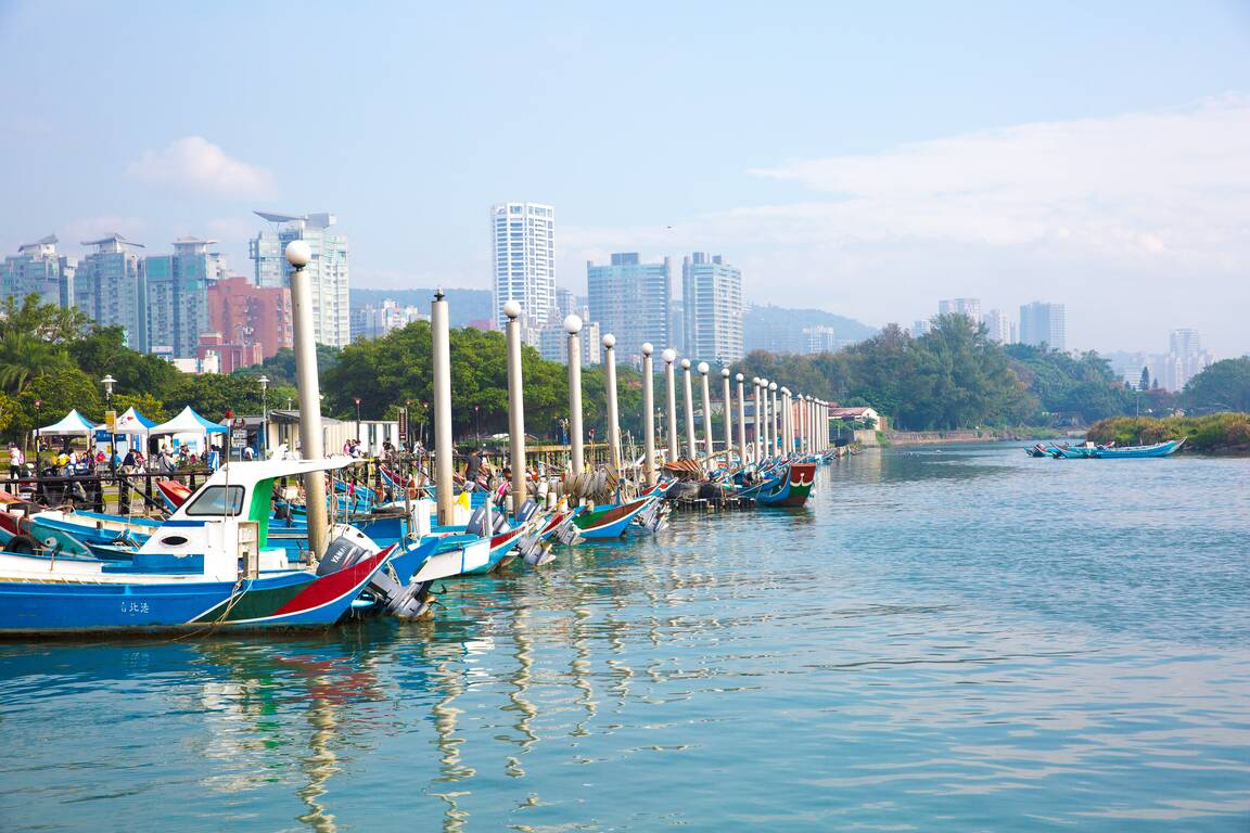 當夕陽落在淡水河面上，金色水岸讓每一段散步都多了一點被記住的理由