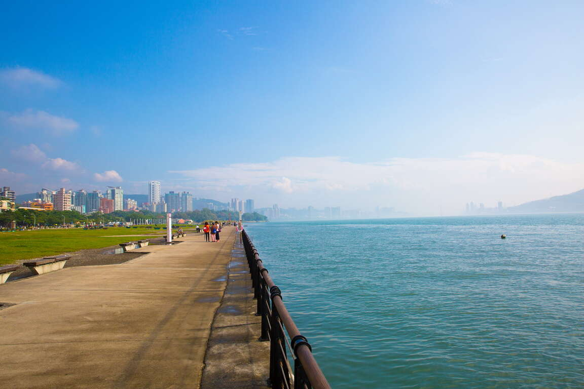 當夕陽落在淡水河面上，金色水岸讓每一段散步都多了一點被記住的理由