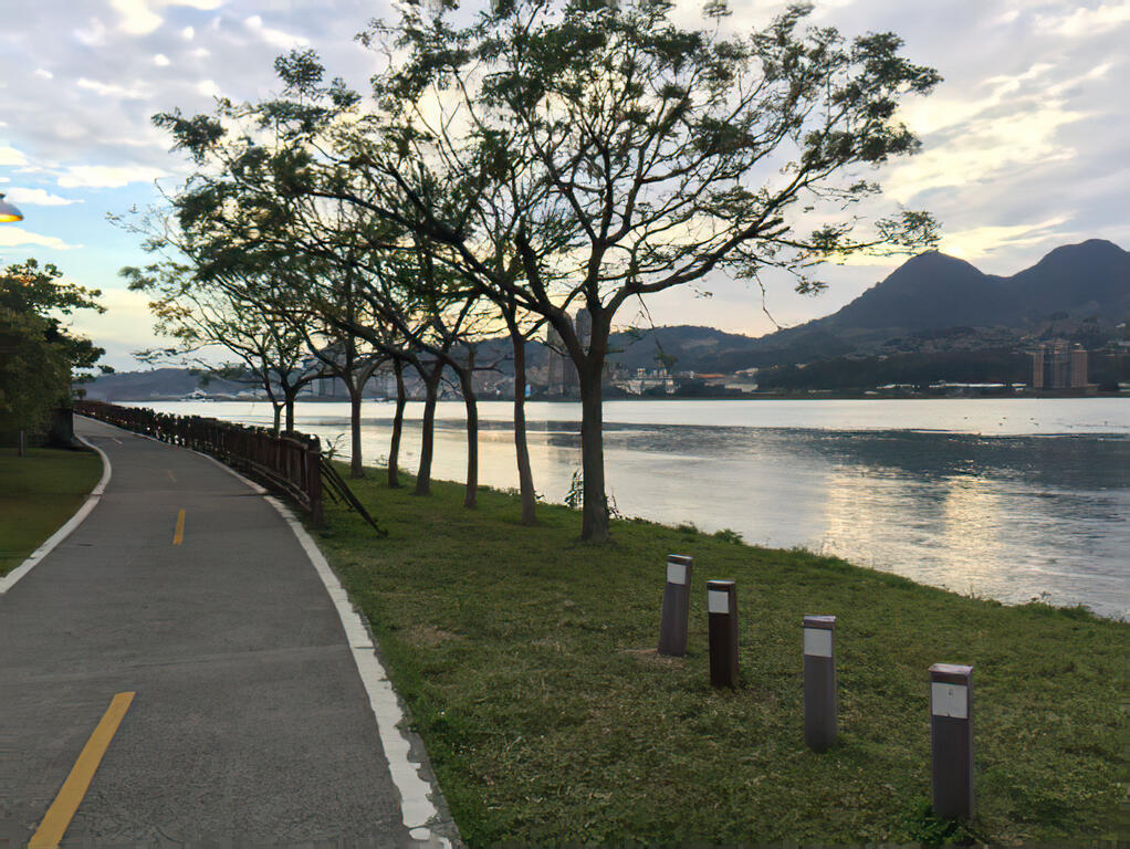 當夕陽落在淡水河面上，金色水岸讓每一段散步都多了一點被記住的理由