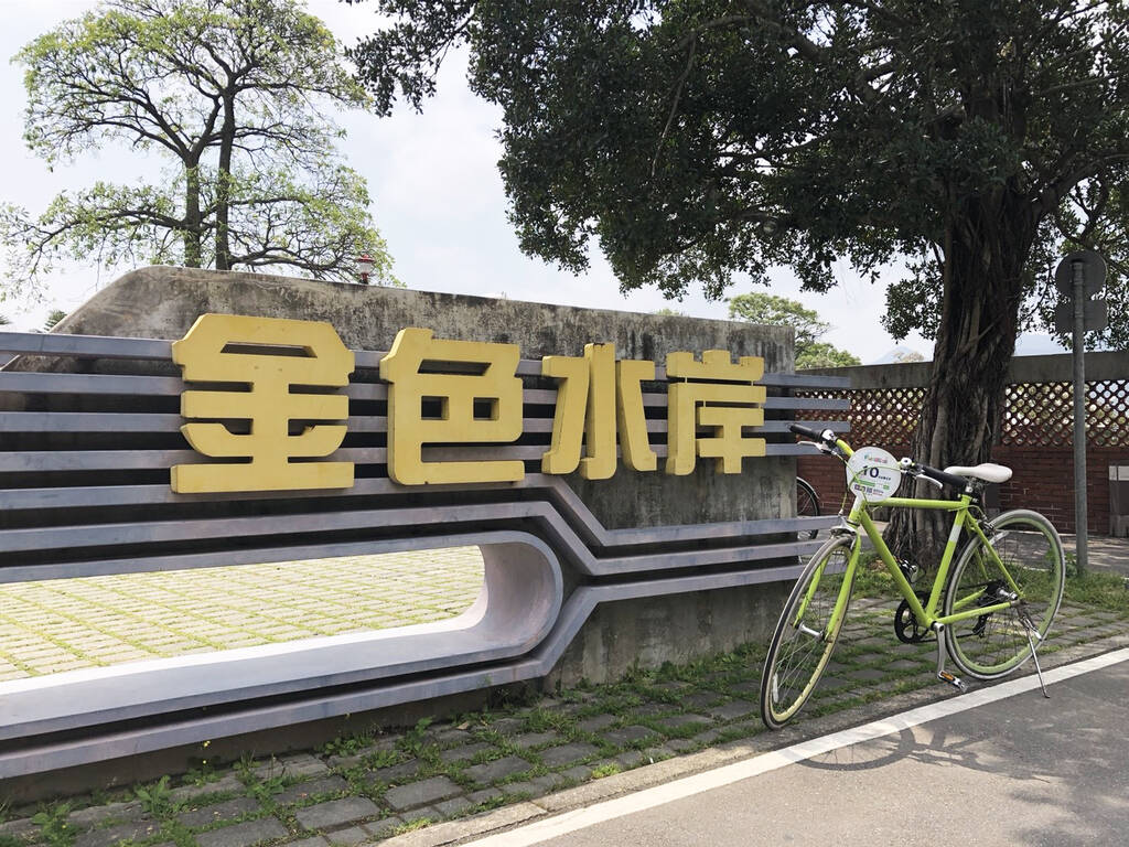 當夕陽落在淡水河面上，金色水岸讓每一段散步都多了一點被記住的理由