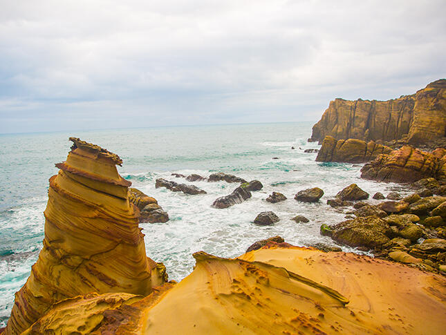 南雅奇岩的每一條紋路，都像被歲月寫下的筆觸，在風與海之間靜靜存在