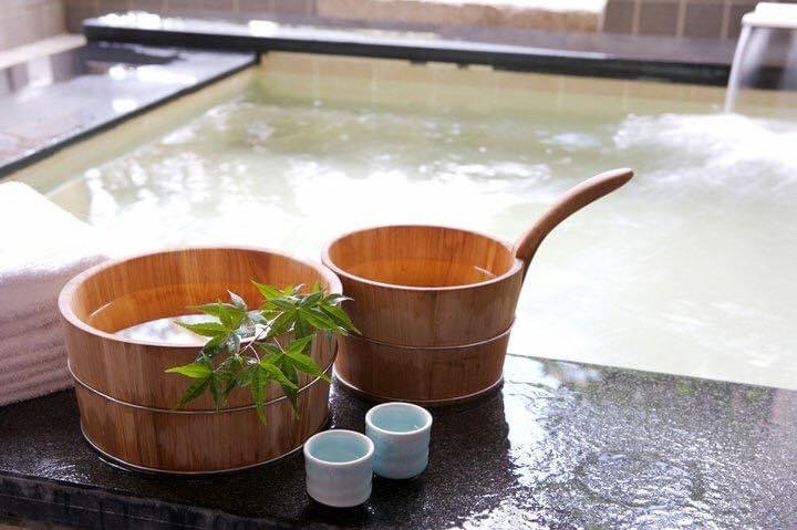 走進烏來的那條山路，三間溫泉會館讓你在霧與水之間找到剛剛好的自己