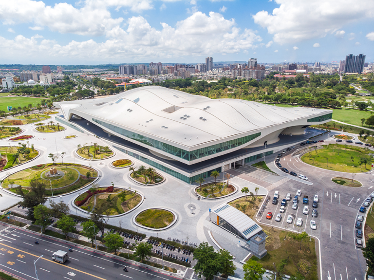 高雄最有氣勢的地標之一！走進衛武營國家藝術文化中心，感受城市裡最震撼的藝術日常