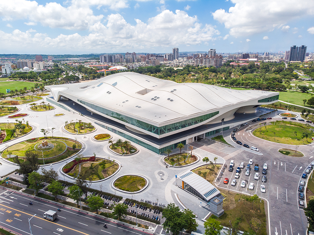 高雄最有氣勢的地標之一！走進衛武營國家藝術文化中心，感受城市裡最震撼的藝術日常