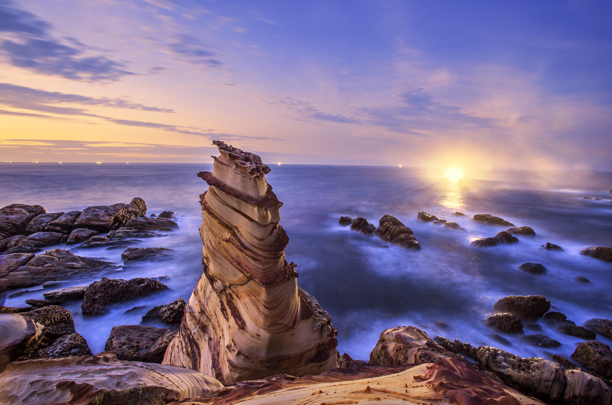 南雅奇岩的每一條紋路，都像被歲月寫下的筆觸，在風與海之間靜靜存在