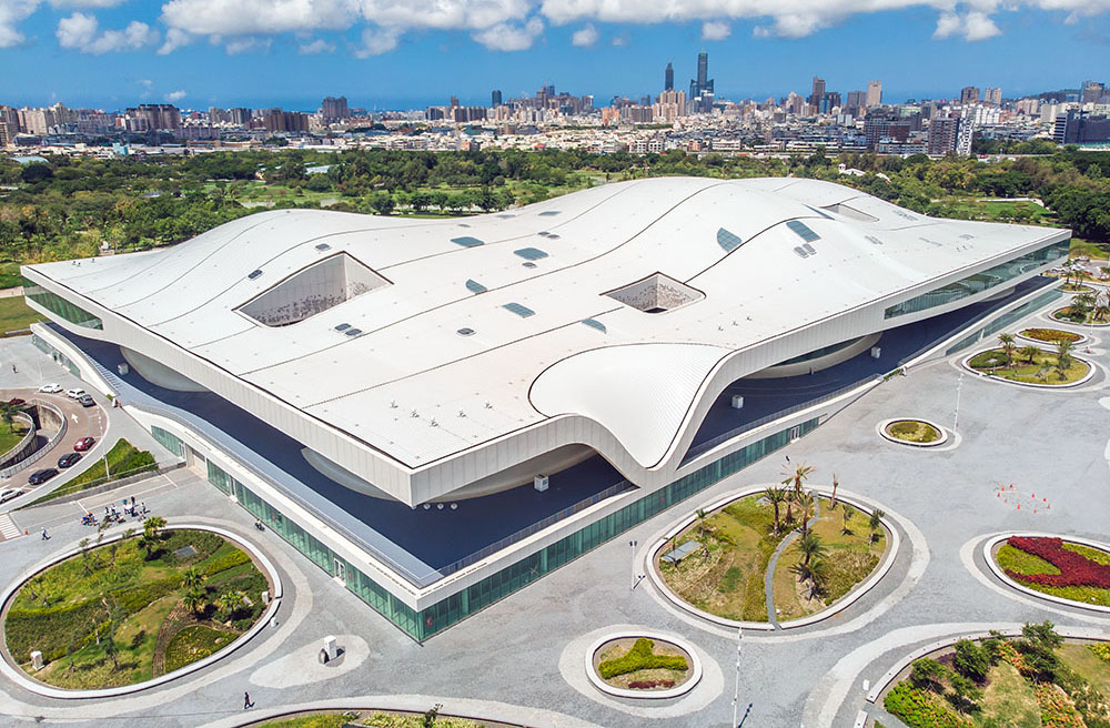 高雄最有氣勢的地標之一！走進衛武營國家藝術文化中心，感受城市裡最震撼的藝術日常