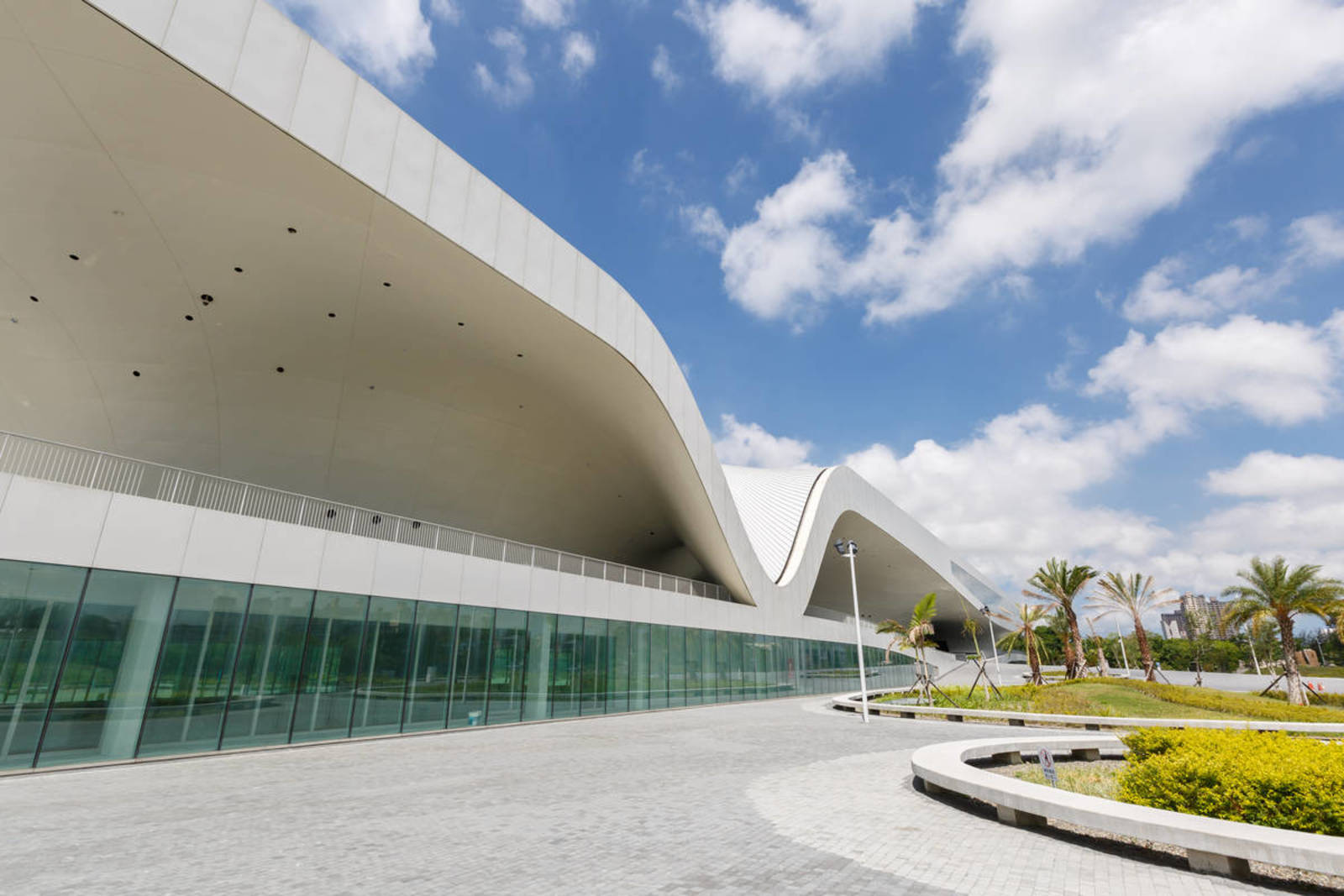 高雄最有氣勢的地標之一！走進衛武營國家藝術文化中心，感受城市裡最震撼的藝術日常