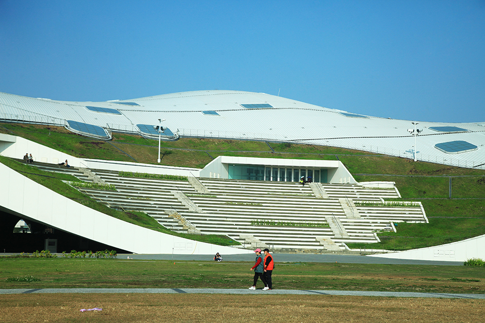 高雄最有氣勢的地標之一！走進衛武營國家藝術文化中心，感受城市裡最震撼的藝術日常