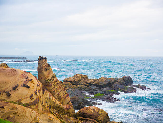 南雅奇岩的每一條紋路，都像被歲月寫下的筆觸，在風與海之間靜靜存在