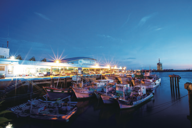 台中海線最有煙火氣的地方！走進梧棲觀光漁港，現撈海鮮、市集美食與海風吹拂一次收進行程裡