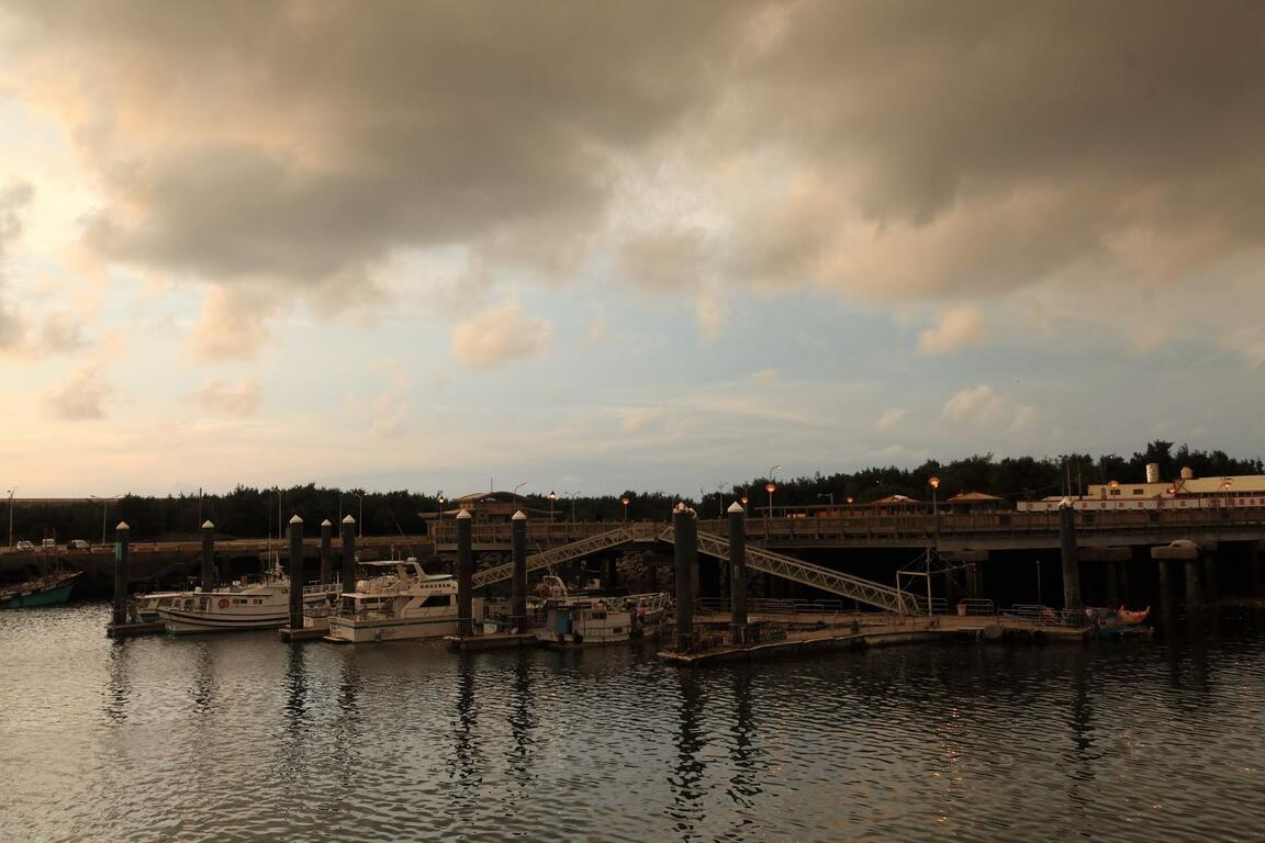 台中海線最有煙火氣的地方!走進梧棲觀光漁港,現撈海鮮、市集美食與海風吹拂一次收進行程裡
