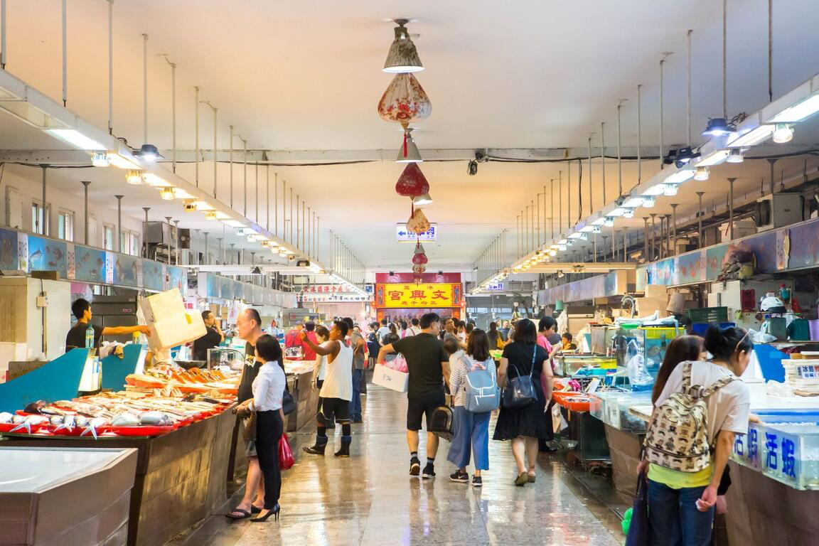 台中海線最有煙火氣的地方!走進梧棲觀光漁港,現撈海鮮、市集美食與海風吹拂一次收進行程裡