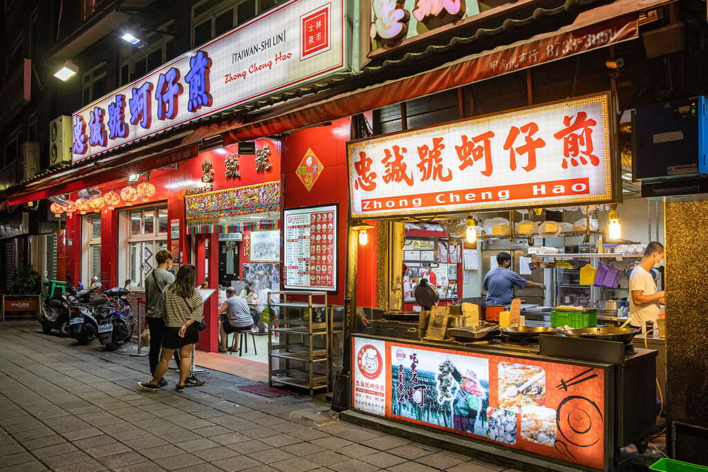 台北晚上最有代表性的熱鬧場景!走進士林觀光夜市,從經典小吃一路逛到深夜的人間煙火