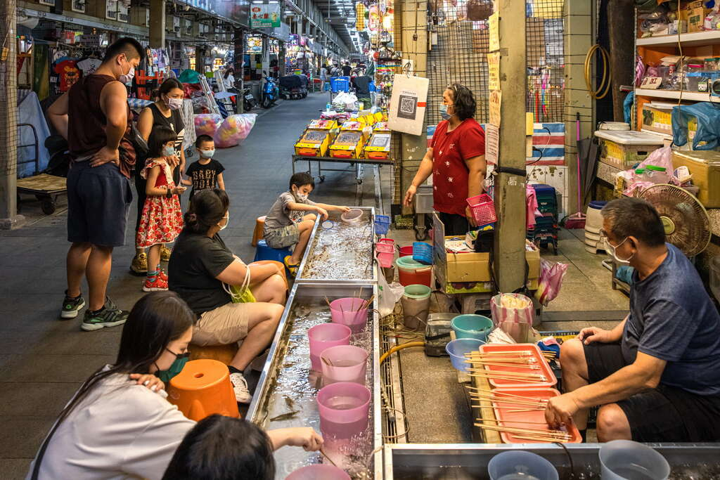 台北晚上最有代表性的熱鬧場景!走進士林觀光夜市,從經典小吃一路逛到深夜的人間煙火