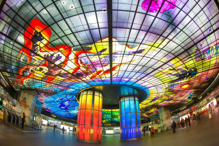 高雄最美捷運站就在這！光之穹頂把通勤空間變成讓人驚嘆的藝術地標