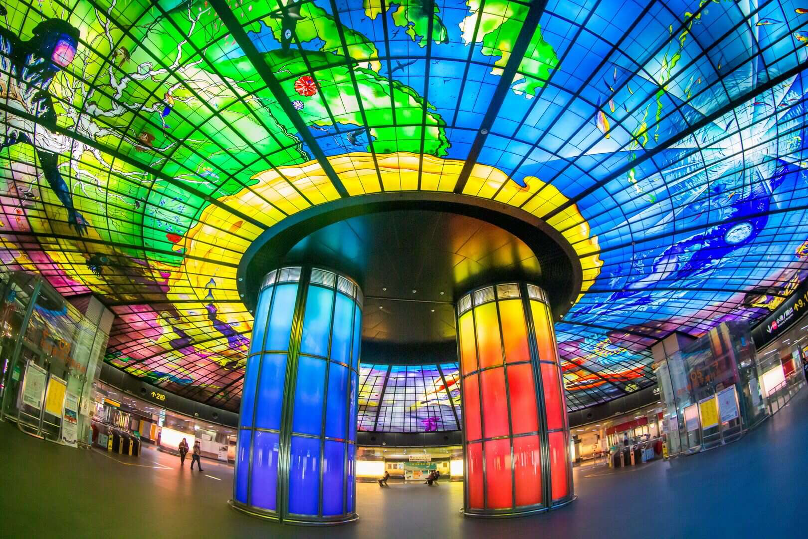 高雄最美捷運站就在這！光之穹頂把通勤空間變成讓人驚嘆的藝術地標
