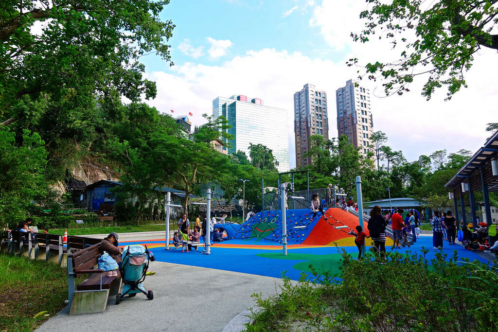 台北最強城市山景入口在這！象山公園散步放鬆，順走步道還能看見台北101