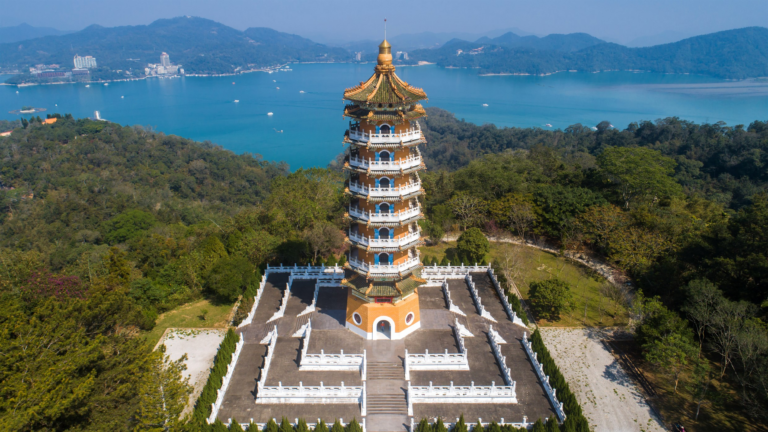 日月潭不只碼頭能看景！慈恩塔登高俯瞰湖光山色，走一趟就會愛上這片視野