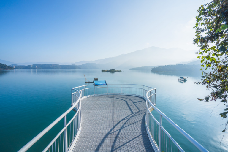 日月潭最震撼視角!走上向山懸臂式觀景台 像是一步步踏進湖光山色裡