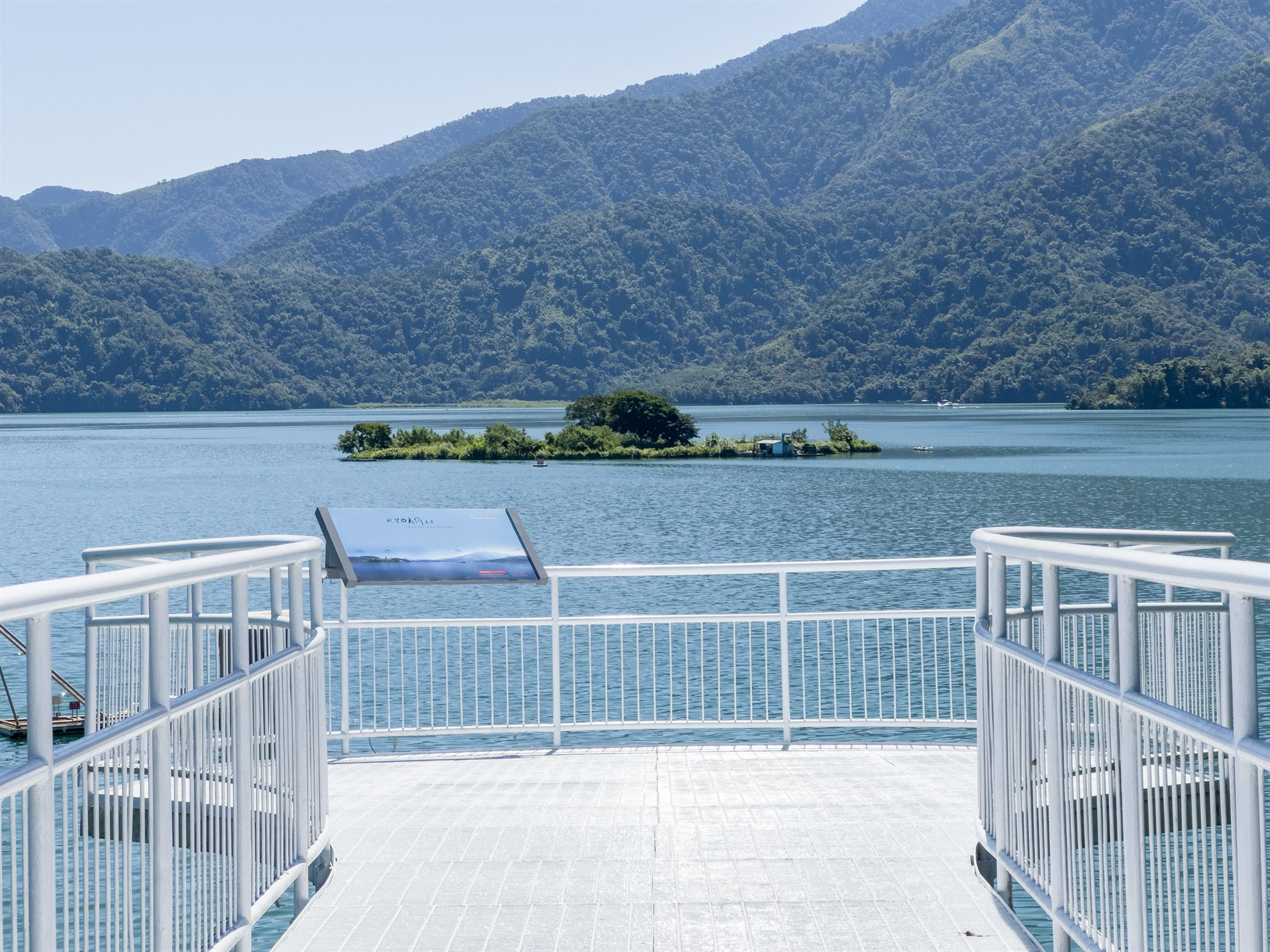 日月潭最震撼視角！走上向山懸臂式觀景台　像是一步步踏進湖光山色裡