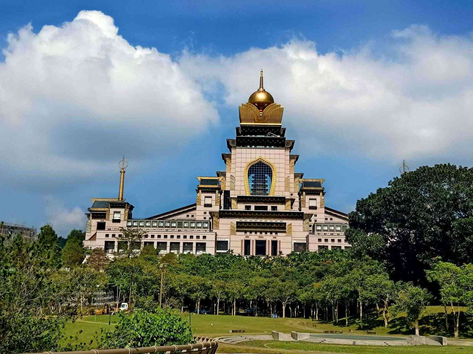 南投埔里最震撼地標之一！中台禪寺不只莊嚴，還藏著讓人忍不住抬頭看的建築之美