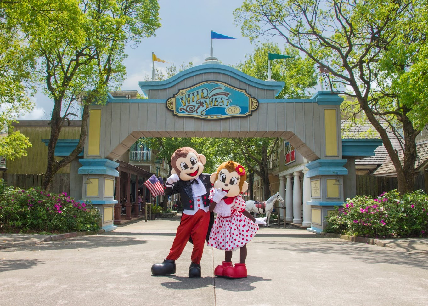 新竹最強放電行程!六福村主題遊樂園把刺激設施、動物王國與異國街景一次玩滿