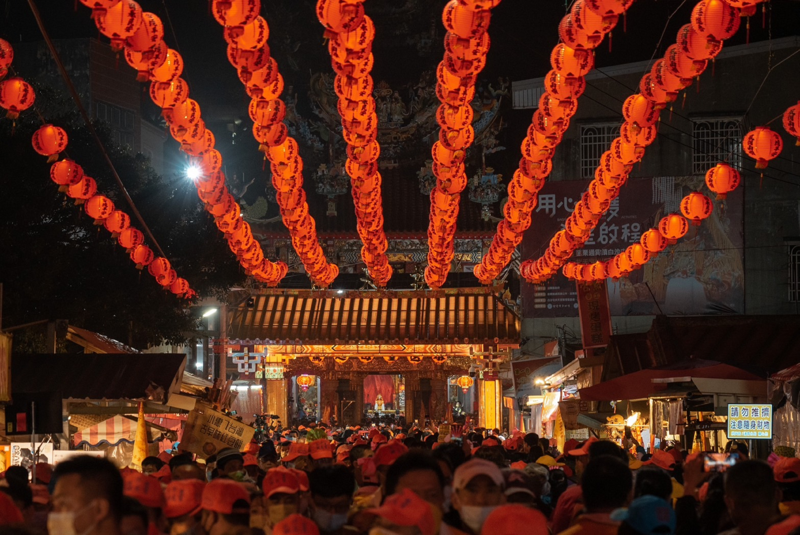 苗栗最有力量的信仰地標！走進白沙屯拱天宮　感受百年媽祖香火與海線小鎮的人情溫度