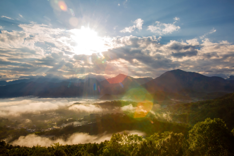 在金龍山的觀景台上停留，看光從山谷升起，讓心慢慢回到最安靜的狀態