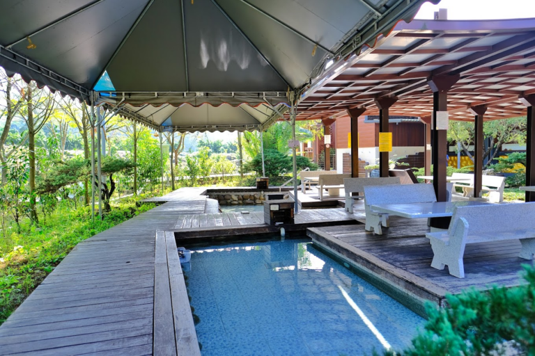 台南山裡的美人湯秘境！龜丹溫泉體驗池泡腳放空超療癒 一到假日就想往山裡跑